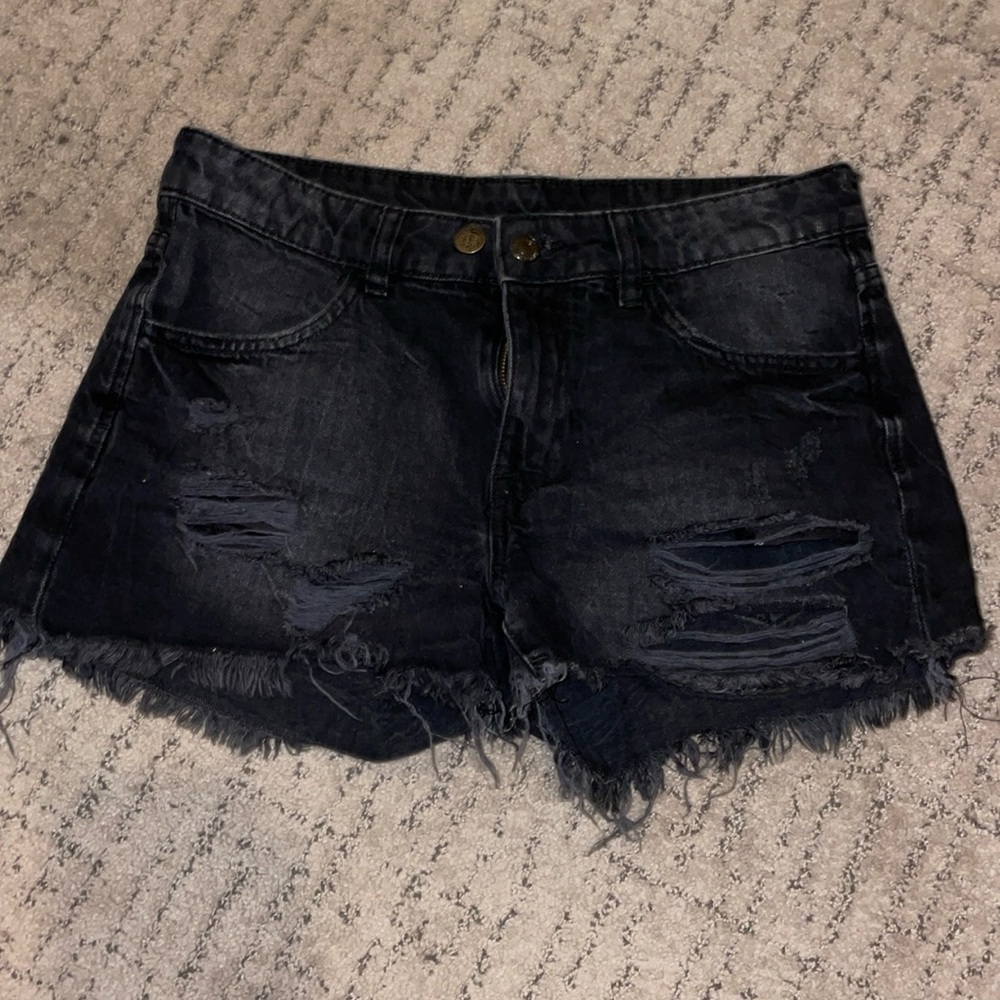 Super cute ripped black shorts